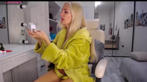 Snapshot of so_sexy_monna chatting on November 6, 6:42 pm Monna online show from November 6, 6:42 pm