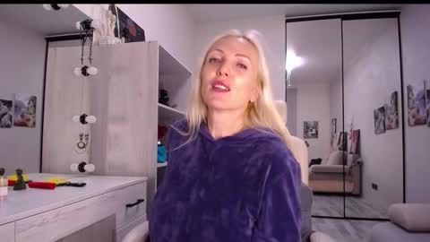 Snapshot of so_sexy_monna chatting on November 11, 3:01 pm Monna online show from November 11, 3:01 pm