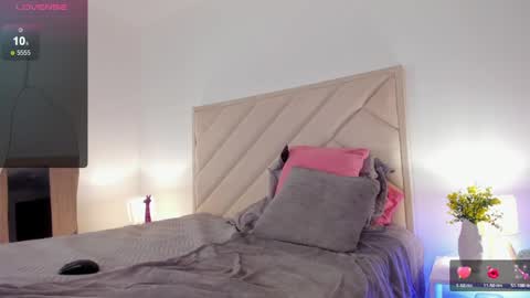 Snapshot of sofia_jones2 chatting on June 4, 2:17 am Sofia Jo IG sofisj023 online show from June 4, 2:17 am