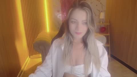 Snapshot of sofia_nova_tf chatting on February 19, 1:29 pm sofi online show from February 19, 1:29 pm