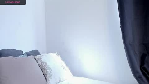 sofiaalarson online show from April 14, 2:12 pm