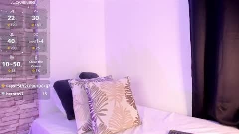 sofiaalarson online show from May 23, 2:06 am