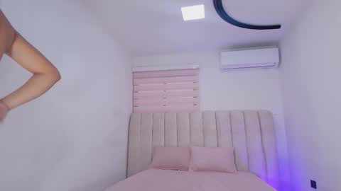 Snapshot of sofiavelezz_ chatting on February 2, 12:48 pm Sofia Velez online show from February 2, 12:48 pm