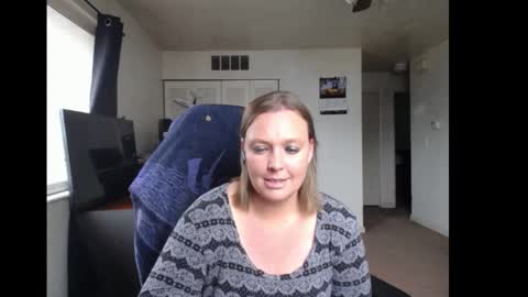 Snapshot of softerpeaches chatting on September 30, 7:30 pm Rose online show from September 30, 7:30 pm