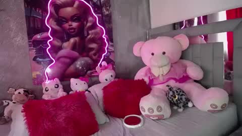 instagram    evalunavelez1. online show from October 2, 6:48 pm