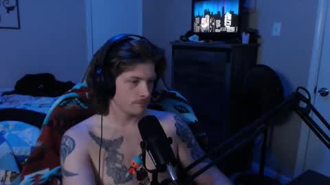 Snapshot of somethinqfunny chatting on December 7, 4:42 am Lover Boi online show from December 7, 4:42 am