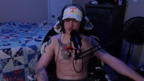 Snapshot of somethinqfunny chatting on December 17, 4:45 am Lover Boi online show from December 17, 4:45 am