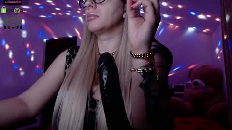 Snapshot of sonyadevon chatting on December 31, 4:06 am Sonia online show from December 31, 4:06 am