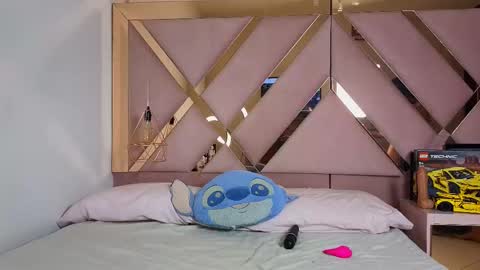 Snapshot of sophia_grand chatting on October 22, 5:19 am Sophia Grand online show from October 22, 5:19 am