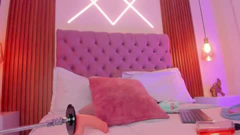 Snapshot of sophia_turneer chatting on May 13, 8:55 am sophia_turneer online show from May 13, 8:55 am