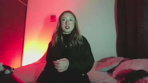 Snapshot of sophie_collins13 chatting on December 29, 3:54 am Sophie online show from December 29, 3:54 am