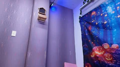 Snapshot of sophie_hils chatting on October 15, 11:54 am sophie online show from October 15, 11:54 am