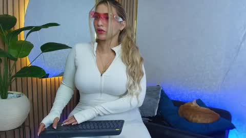 Snapshot of sophie_janner chatting on June 1, 10:11 pm SOPHIE JANNER online show from June 1, 10:11 pm