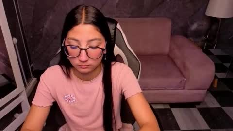 sophie_jones_b online show from March 3, 12:44 pm