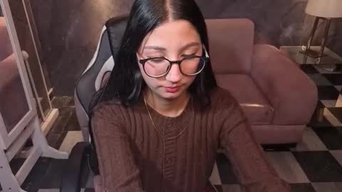 sophie_jones_b online show from March 14, 1:23 am