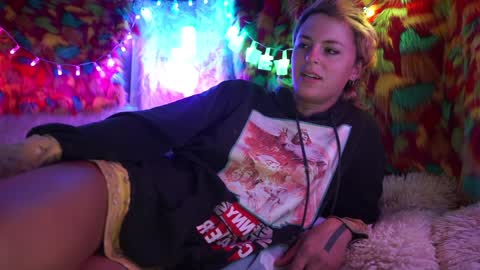 Snapshot of sophie_lovely chatting on February 6, 5:25 am derpy derpington online show from February 6, 5:25 am