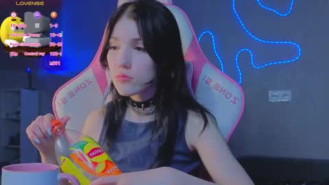 sophie_nomenal_ online show from December 17, 4:40 am