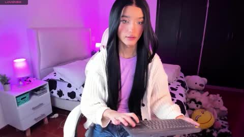 Snapshot of sophiecornett chatting on December 15, 11:47 am online show from December 15, 11:47 am