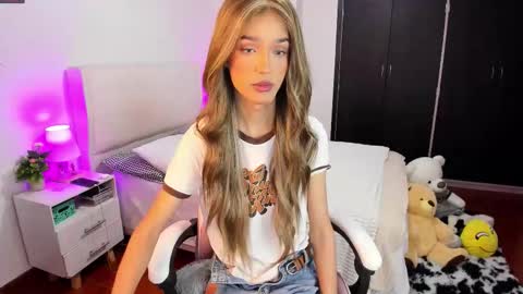 Snapshot of sophiecornett chatting on January 10, 8:38 am online show from January 10, 8:38 am