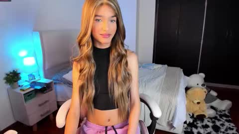 Snapshot of sophiecornett chatting on February 13, 7:59 am online show from February 13, 7:59 am