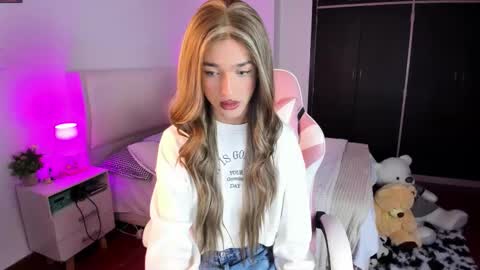 Snapshot of sophiecornett chatting on February 18, 8:54 am online show from February 18, 8:54 am