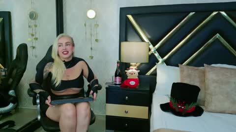 SophieWinslow online show from November 7, 1:44 pm