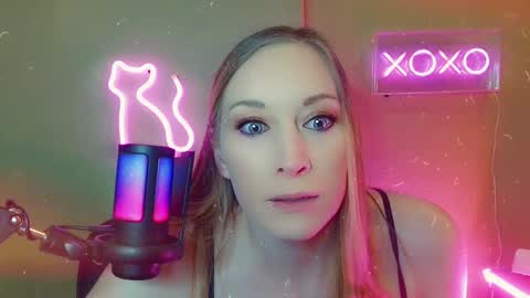 Snapshot of sophuckit chatting on November 15, 8:38 pm Soph online show from November 15, 8:38 pm