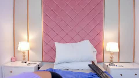 Snapshot of sopphiaa_payton chatting on February 21, 6:48 pm Sophie online show from February 21, 6:48 pm