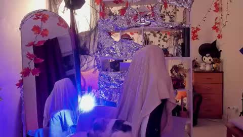 Snapshot of sova_energy chatting on December 2, 4:51 am Leah online show from December 2, 4:51 am