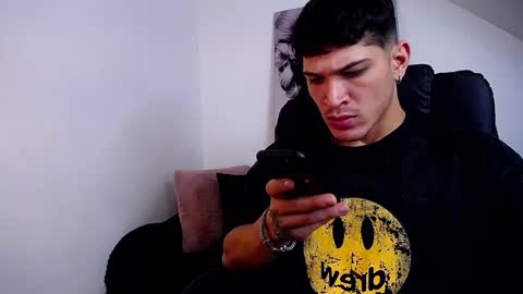 Snapshot of soyraydimarco_ chatting on December 27, 6:20 pm RayDimarco  independent model online show from December 27, 6:20 pm