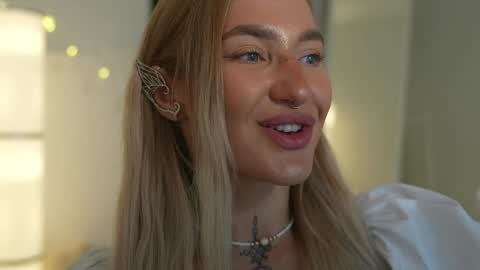 Snapshot of sparks__daisy chatting on December 3, 3:44 pm DAISY online show from December 3, 3:44 pm