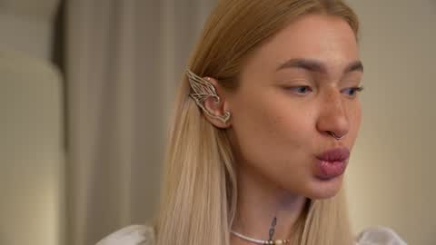 Snapshot of sparks__daisy chatting on December 8, 2:52 pm DAISY online show from December 8, 2:52 pm