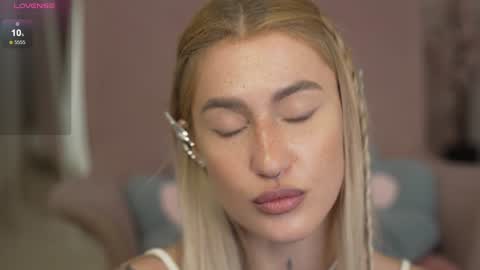 Snapshot of sparks__daisy chatting on December 17, 3:17 pm DAISY online show from December 17, 3:17 pm