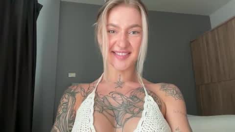 Snapshot of sparks__daisy chatting on November 15, 8:44 am DAISY online show from November 15, 8:44 am