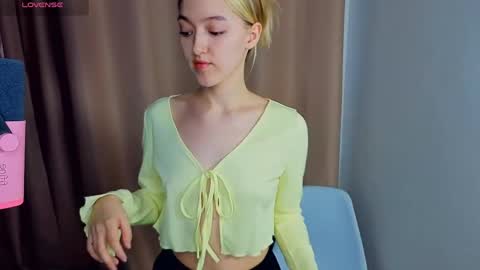 Snapshot of sparkushaa chatting on April 4, 2:54 am Mary online show from April 4, 2:54 am