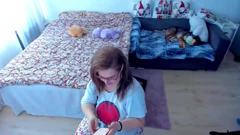 Snapshot of squirt_kimmm chatting on December 18, 11:49 am Kim online show from December 18, 11:49 am