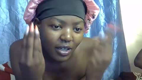 Snapshot of squirt_quueen chatting on February 24, 6:22 am squirt_quueen online show from February 24, 6:22 am