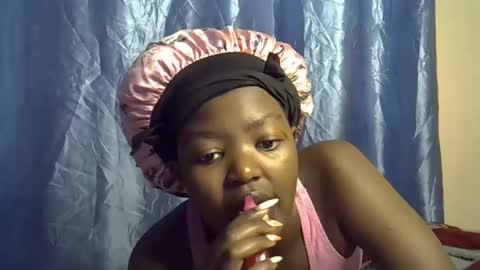 Snapshot of squirt_quueen chatting on March 6, 10:01 am squirt_quueen online show from March 6, 10:01 am