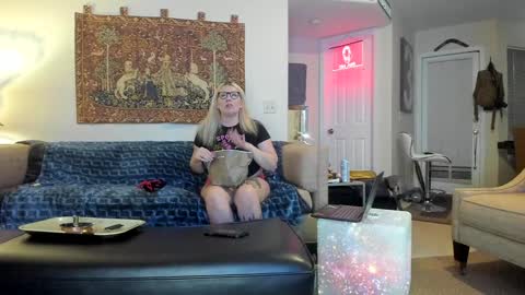 Snapshot of squirt_vip_room chatting on December 23, 1:40 am Roxy Day  Mossimo Knight online show from December 23, 1:40 am