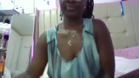 Snapshot of squirtbabey chatting on May 27, 5:43 pm Juicy online show from May 27, 5:43 pm