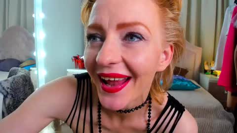 Snapshot of squirtymom chatting on February 25, 5:47 pm Alisa online show from February 25, 5:47 pm
