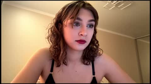 Snapshot of stacicurren chatting on February 10, 11:25 am Elli online show from February 10, 11:25 am