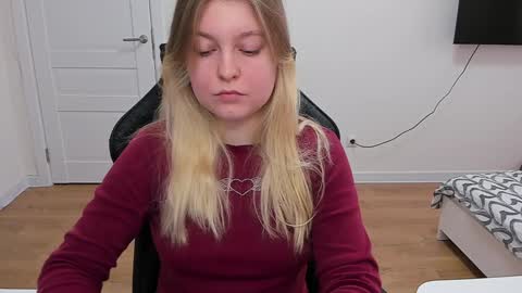 Snapshot of stacy_miraclee chatting on January 4, 10:49 am Stacy  online show from January 4, 10:49 am