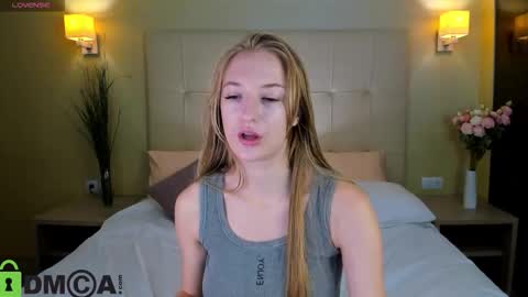 Snapshot of stacy_riiver chatting on September 15, 7:52 am Stacy Mon Tue Wed Thu Fri Sun GMT GMT 3 1000am - 0400pm  online show from September 15, 7:52 am