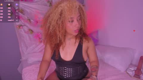Snapshot of starlightsss_ chatting on April 20, 12:24 am . online show from April 20, 12:24 am