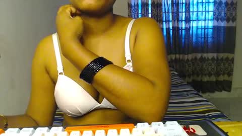 Snapshot of starrywhispers chatting on July 6, 9:17 am StarryWhispers online show from July 6, 9:17 am