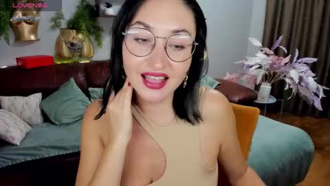 Snapshot of stefanawinter chatting on October 14, 5:30 am StefanaWinter online show from October 14, 5:30 am