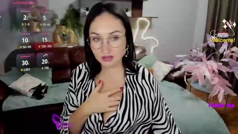 Snapshot of stefanawinter chatting on October 21, 4:57 am StefanaWinter online show from October 21, 4:57 am