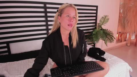 Stefanny   online show from December 2, 4:20 pm