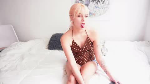 Snapshot of stefigirl chatting on February 9, 6:56 pm Stef online show from February 9, 6:56 pm